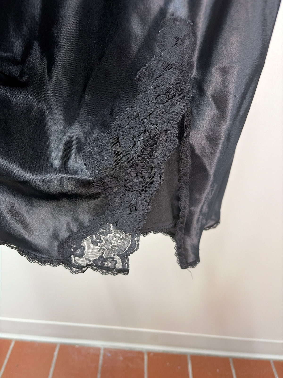 Gillian O’Malley Black Lace-Trim Slip Sleepwear in 1990 - M