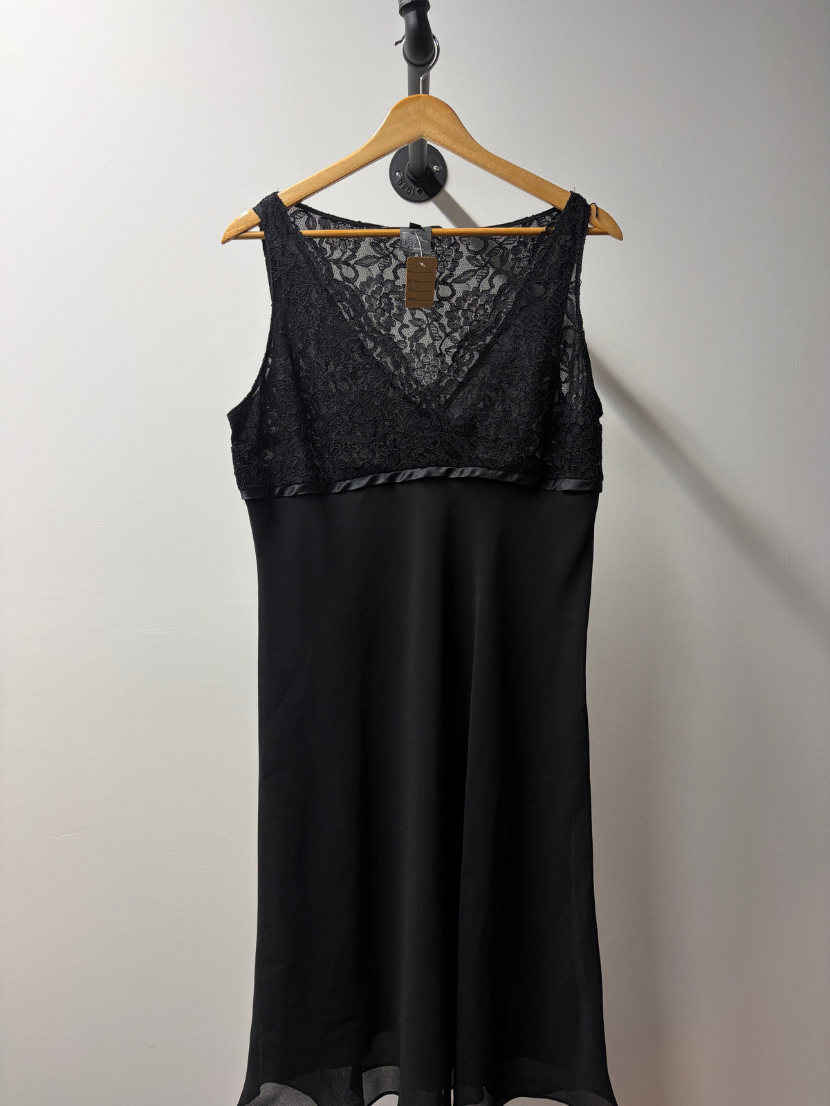 Jones Wear Black Sleeveless Ruffle-Hem Dress