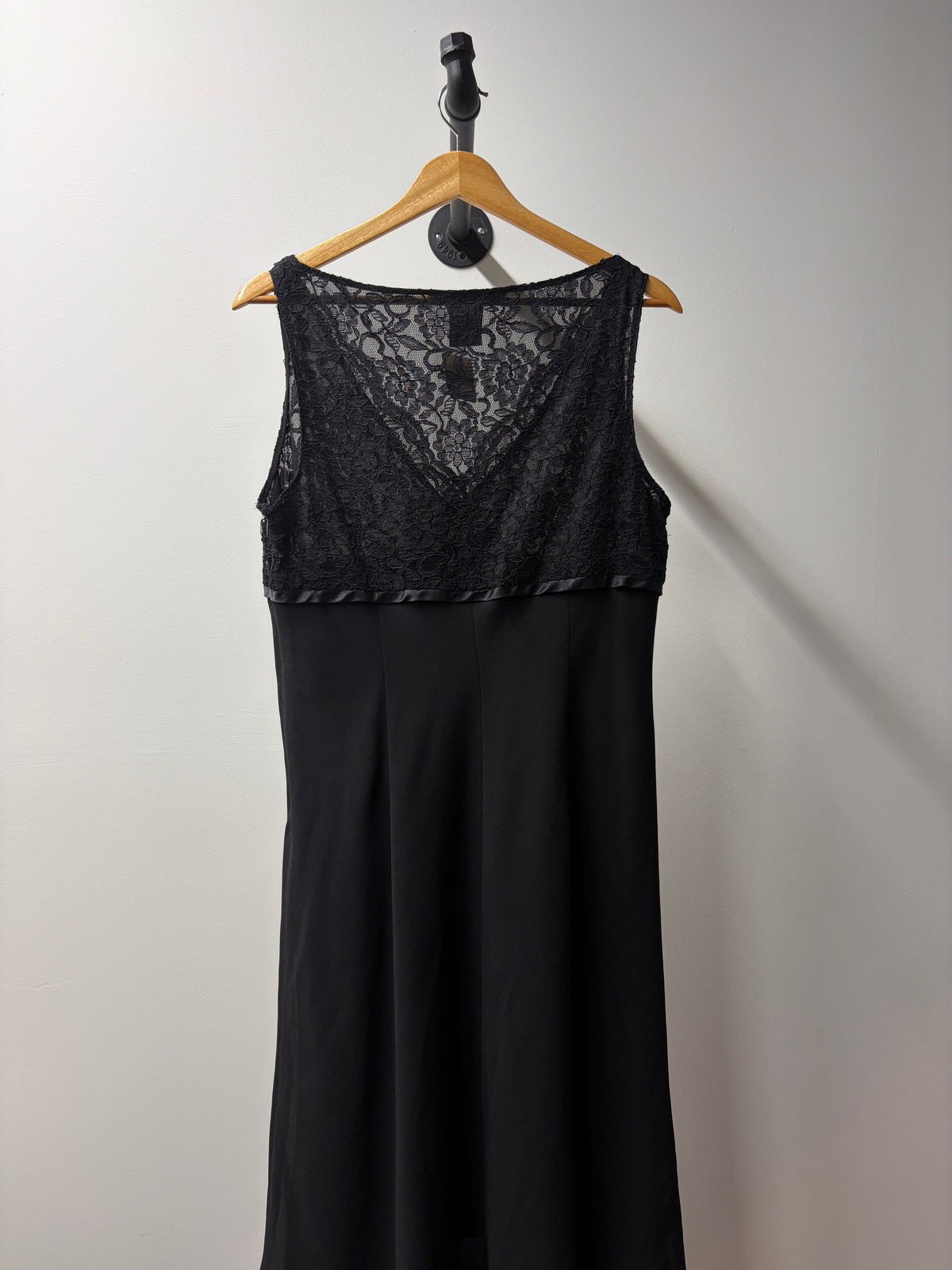 Jones Wear Black Sleeveless Ruffle-Hem Dress