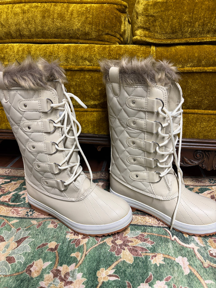 Room of Fashion Ivory Quilted Winter Boots | Women’s 7.5